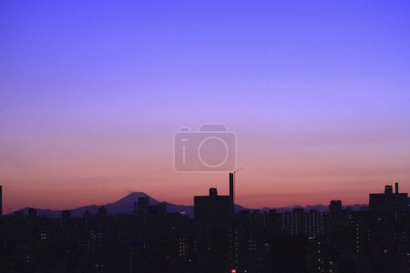 Téléchargez les photos : Beau ciel couchant sur les toits de la ville - en image libre de droit