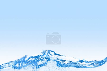 Téléchargez les photos : Éclaboussure d'eau claire avec bulles sur fond bleu clair - en image libre de droit