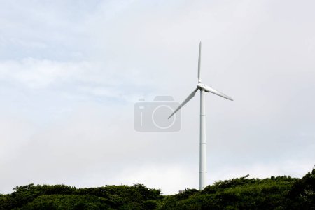 Foto de Turbina eólica en la colina - Imagen libre de derechos