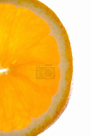 Téléchargez les photos : Tranché orange gros plan isolé sur blanc - en image libre de droit