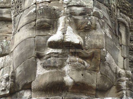 Téléchargez les photos : Énorme visage de pierre au Cambodge à Angkor wat. - en image libre de droit