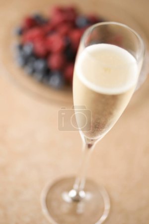 Téléchargez les photos : Vue rapprochée du champagne mousseux en verre - en image libre de droit