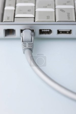 Téléchargez les photos : Clavier d'ordinateur et câble USB - en image libre de droit