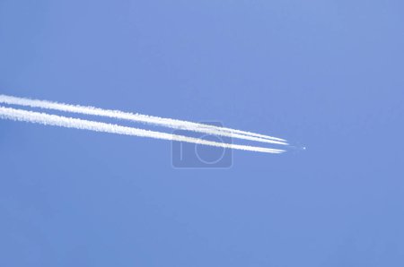 Foto de Trazas blancas después del avión en el cielo azul - Imagen libre de derechos