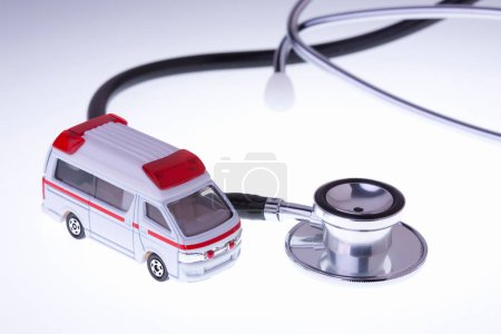 Foto de Estetoscopio con un modelo de coche médico rojo - Imagen libre de derechos