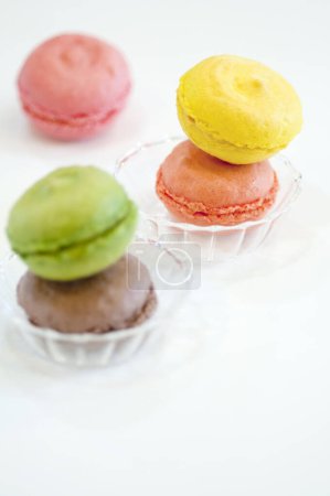 Téléchargez les photos : Macarons colorés doux sur fond blanc
. - en image libre de droit