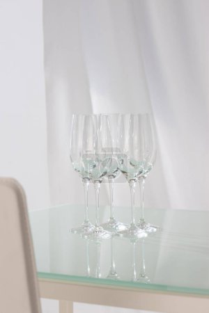 Foto de Vasos de vino vacíos sobre la mesa - Imagen libre de derechos