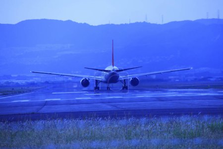 Téléchargez les photos : Vue de l'avion à l'aéroport au coucher du soleil - en image libre de droit