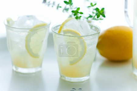 Téléchargez les photos : Jus de citron en verre - en image libre de droit