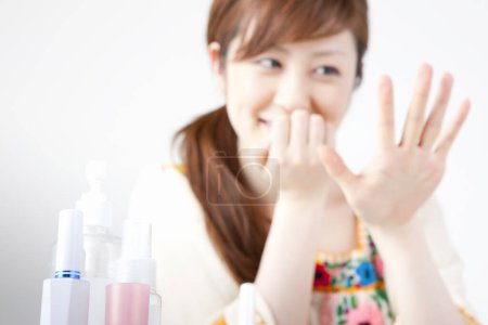Téléchargez les photos : Asiatique jeune femme avec vernis à ongles - en image libre de droit