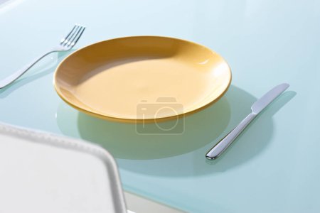 Foto de Plato vacío, tenedor y cuchillo en la mesa - Imagen libre de derechos