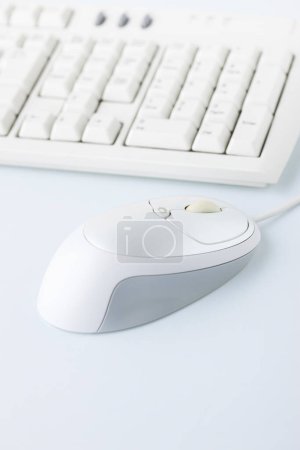 Foto de Moderno ratón de ordenador con teclado en la mesa blanca, sección recortada - Imagen libre de derechos