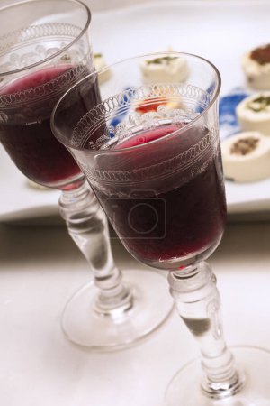 Foto de Deliciosos cócteles con hielo, copas y vino tinto - Imagen libre de derechos