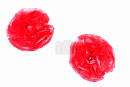 Foto de Lámina de polietileno rojo en forma de flores de rosas aisladas sobre fondo blanco - Imagen libre de derechos