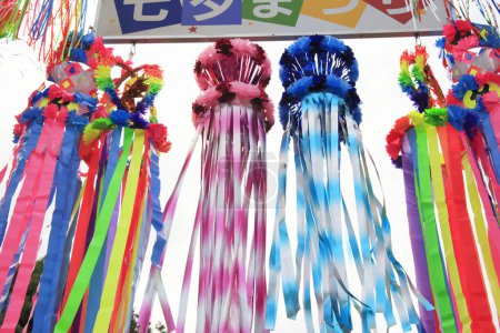 Foto de Hermosas decoraciones colgando en la calle durante Tanabata o festival de estrellas - Imagen libre de derechos