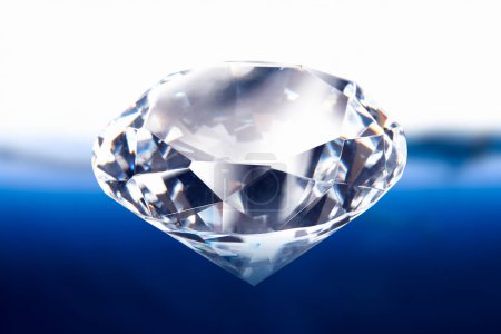 Téléchargez les photos : Diamant sur fond de surface de l'eau - en image libre de droit