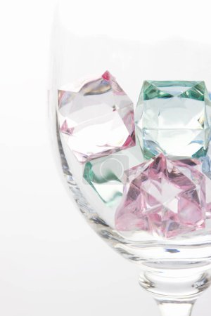 Foto de Gemas de cristal en vidrio sobre fondo blanco - Imagen libre de derechos
