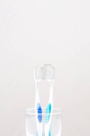 Téléchargez les photos : Brosses à dents en verre sur fond blanc - en image libre de droit