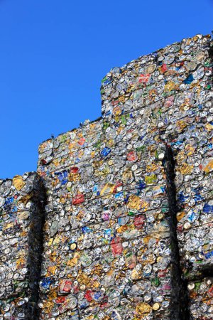 Foto de Concepto de reciclaje. latas de metal prensado en vertederos - Imagen libre de derechos