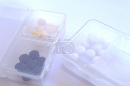 Téléchargez les photos : Vue rapprochée des pilules médicales sur fond blanc. soins de santé et médecine - en image libre de droit
