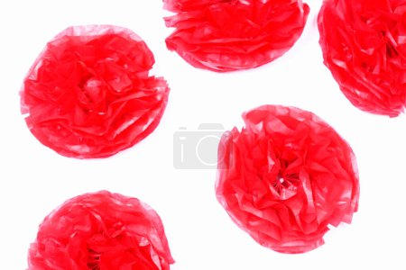 Téléchargez les photos : Feuille de polyéthylène rouge en forme de fleurs de rose isolées sur fond blanc - en image libre de droit