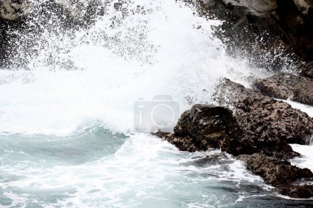 Téléchargez les photos : Vagues de mer s'écrasant sur les rochers - en image libre de droit