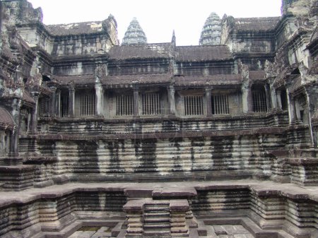 Téléchargez les photos : Ancienne architecture khmère. Temple Angkor Wat. Cambodge destinations de voyage - en image libre de droit