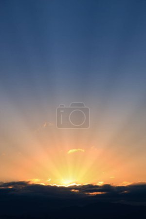 Téléchargez les photos : Beau lever de soleil avec les rayons du soleil dans les nuages - en image libre de droit