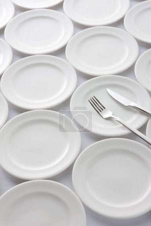 Téléchargez les photos : Ensemble de vaisselle et assiettes blanches sur une table blanche - en image libre de droit
