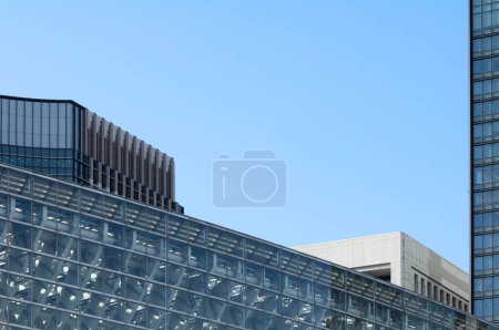 Foto de Ver rascacielos en un día soleado, arquitectura moderna de la ciudad - Imagen libre de derechos