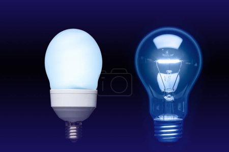 Téléchargez les photos : Ampoules sur fond bleu. idée créative - en image libre de droit