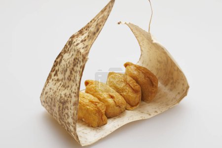 Foto de Vista de cerca de arroz sazonado envuelto en bolsas de tofu fritas - Imagen libre de derechos
