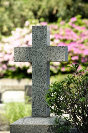 Foto de Cruz de piedra sobre la tumba en el cementerio - Imagen libre de derechos
