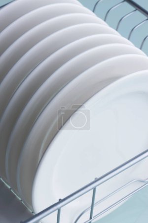 Foto de Recipiente vacío para lavar los platos sobre fondo blanco - Imagen libre de derechos