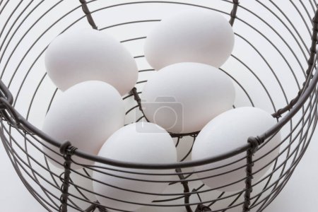 Foto de Vista de cerca de huevos de pollo blanco en una canasta - Imagen libre de derechos