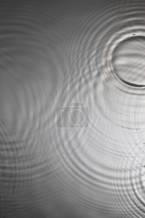 Foto de Dejar rastros en la superficie líquida. gotitas onduladas. fondo abstracto - Imagen libre de derechos