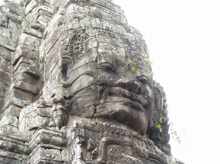 Téléchargez les photos : Énorme visage de pierre au Cambodge à Angkor wat. - en image libre de droit