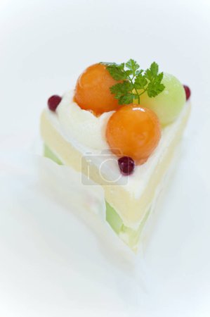 Téléchargez les photos : Vue rapprochée du dessert sucré gastronomique sur le plat au restaurant - en image libre de droit
