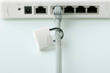 Foto de Cable de red del ordenador con bloqueo sobre fondo blanco. Concepto de conexión segura a Internet - Imagen libre de derechos