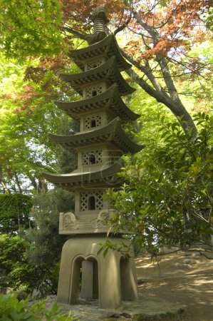 Foto de Pagoda en parque con árboles verdes - Imagen libre de derechos