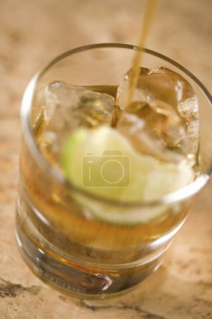 Téléchargez les photos : Vue rapprochée de délicieux cocktail en verre sur fond de bois - en image libre de droit