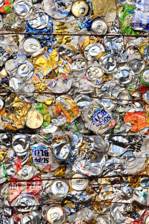 Téléchargez les photos : Concept de recyclage. boîtes métalliques pressées dans la décharge - en image libre de droit