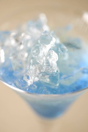 Téléchargez les photos : Cocktail bleu froid avec glace en verre - en image libre de droit