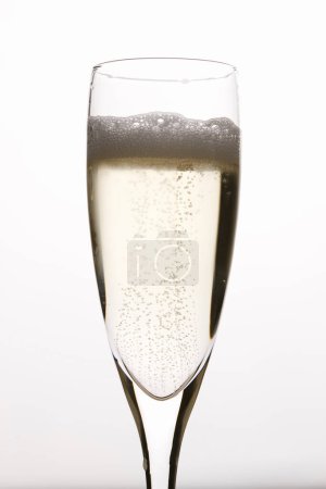 Téléchargez les photos : Vue rapprochée du champagne mousseux en verre - en image libre de droit