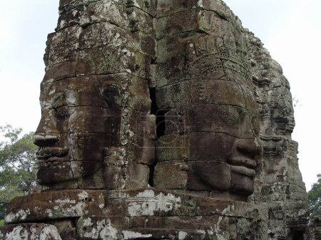 Téléchargez les photos : Huge stone faces in Angkor wat, Cambodge - en image libre de droit