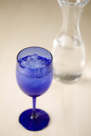 Foto de Vidrio azul con hielo y agua, vista de cerca - Imagen libre de derechos