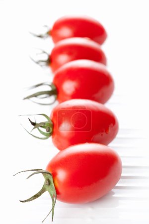 Téléchargez les photos : Rangée de tomates fraîches - en image libre de droit