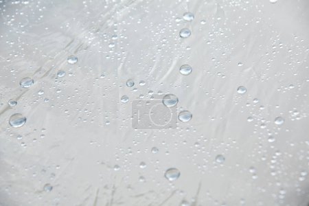 Foto de Ventana de cristal cubierta con gotas de agua - Imagen libre de derechos