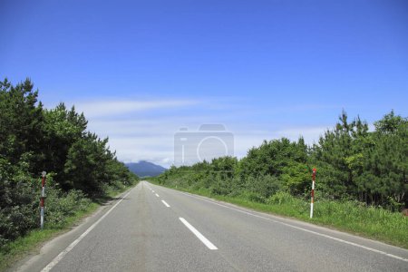 Téléchargez les photos : Route asphaltée à la campagne avec beau paysage et ciel bleu - en image libre de droit
