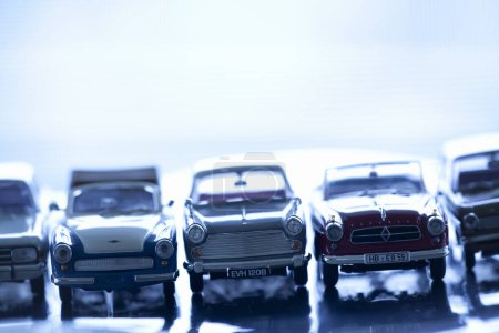Foto de Fila de coches de juguete en una mesa - Imagen libre de derechos